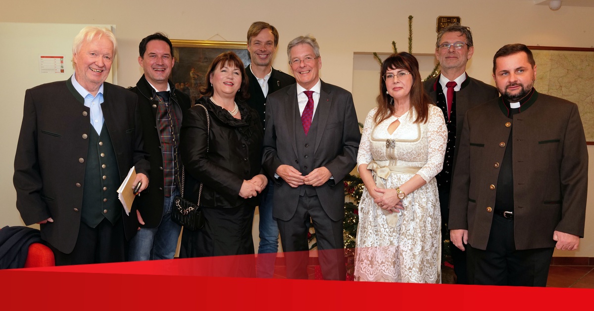 Schl&uuml;ssel&uuml;bergabe im Karnischer Hof