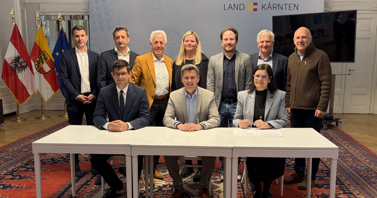 LRin Lagger-P&ouml;llinger unterzeichnet F&ouml;rdervertrag f&uuml;r Holz-Hybrid-Wohnbau