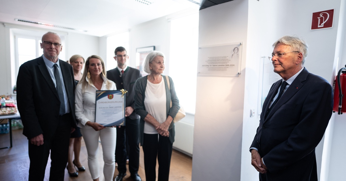 Posthume Ehrung f&uuml;r Sabine Ladst&auml;tter: Die verstorbene Arch&auml;ologin wurde mit der Ehrenb&uuml;rgerschaft der Gemeinde Globasnitz ausgezeichnet. Ihre Familie nahm die Auszeichnung gemeinsam mit Gemeindepolitikern, Landeshauptmann Peter Kaiser und LH-Stv. Martin Gruber entgegen (Fotohinweis: LPD K&auml;rnten)