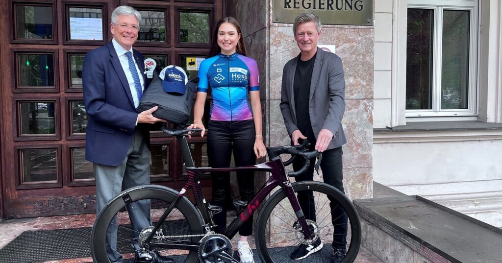 LH Kaiser gratuliert Johanna Martini zum Profivertrag