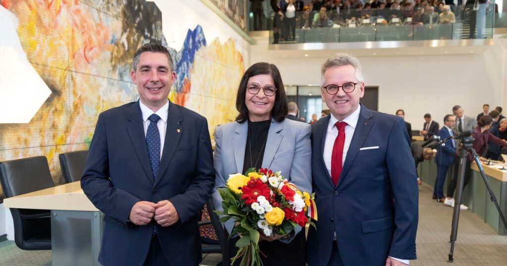 Landtag 1: Emotionale Amtsniederlegung vom Ersten Landtagspräsidenten Reinhart Rohr
