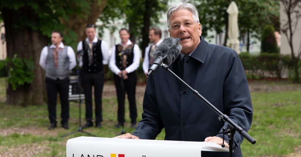 Stelen von Valentin Oman vor Konzerthaus enthüllt