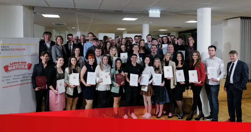 Lehre mit Matura: 88 Absolventinnen und Absolventen graduiert