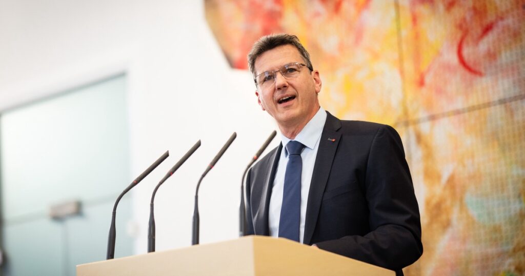 Nicht bei den Menschen sparen, sondern im System