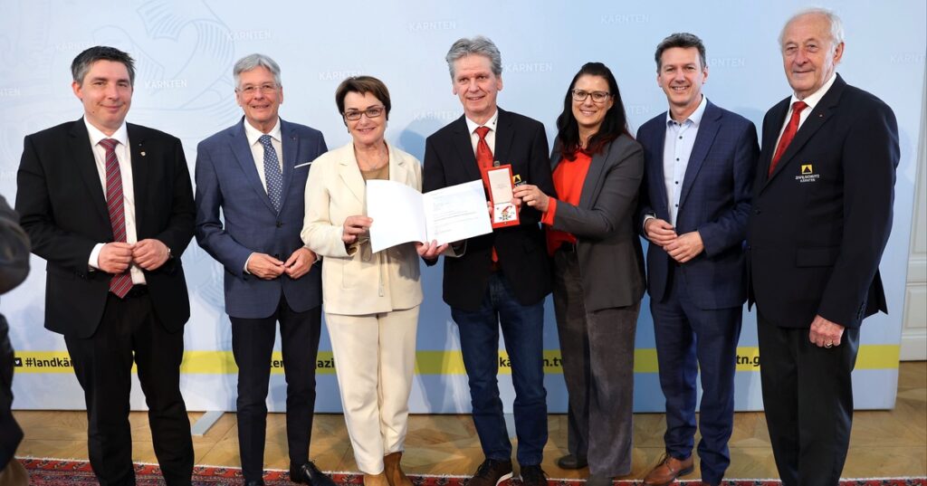 Goldenes Ehrenzeichen für Verdienste um die Republik Österreich für Anton Podbevsek
