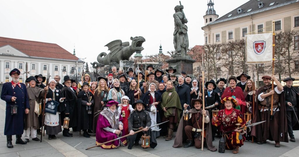 Nachtwächter, Türmer und historische Figuren ziehen durch Klagenfurt
