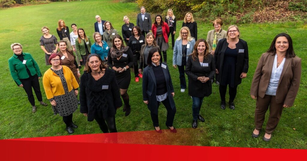 Kick-off: 20 engagierte Teilnehmerinnen starten mit „Lehrgang Politische Bildung“ 22/23